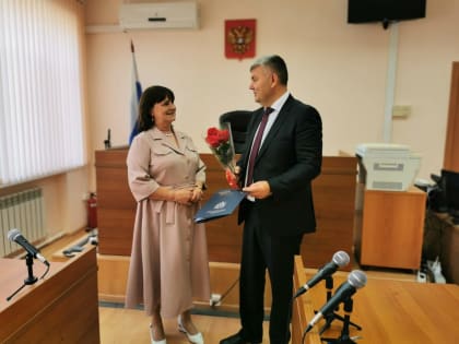 Председатель суда Лескин А.Г. вручил  благодарственное письмо помощнику судьи Пугачевского районного суда Саратовской области Андроновой Т.А. в связи с выходом на государственную п