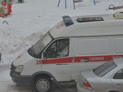 Неадекватный житель Балаково порезал вены и с ножом бросился на фельдшеров «скорой»