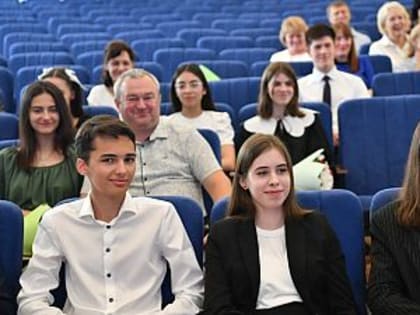 Бусаргин встретился с набравшими 100 баллов на ЕГЭ выпускниками