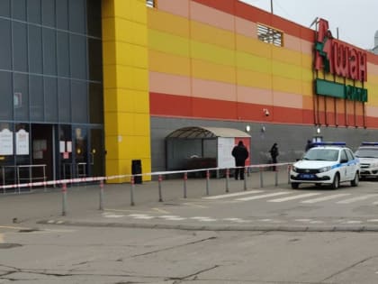 В Саратове эвакуировали торговые центры, аэропорт работает