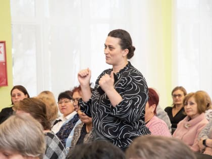 Глава района Дмитрий Романов продолжает проводить встречи с трудовыми коллективами, на этой неделе он пообщался с педагогами и сотрудниками средней школы № 6 г. Маркса