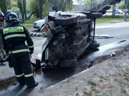 В Балаково на шоссе Королева перевернулся фургон