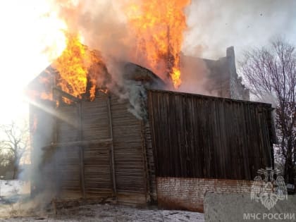 На берегу реки сгорела деревянная постройка у мельницы