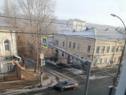 "Сила притяжения": еще одна иномарка врезалась в столб на Московской