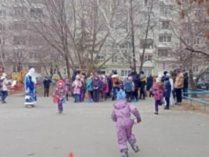 В Октябрьском районе прошла спортивная программа «Наперегонки с Дедом Морозом»