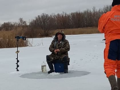 Запрет выхода на лед. Под Энгельсом на берег эвакуировали 12 рыбаков