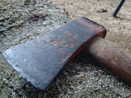 Саратовец угрожал топором молодой сожительнице