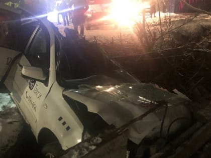 В Ленинском районе разбилось такси. Водитель погиб, пассажирка в больнице