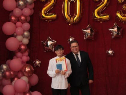 Петровские выпускники попрощались со школой и учителями