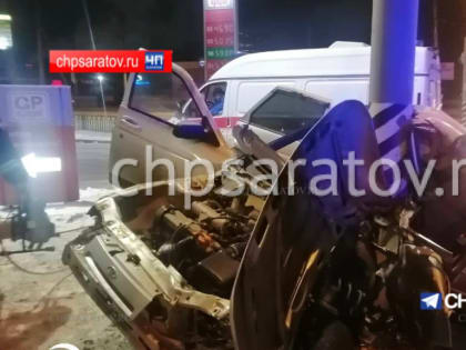 Ночью в Энгельсе водитель легковушки протаранил столб