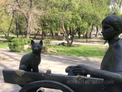 В Саратове вандалы снова изуродовали памятник «Позвони маме» в Детском парке