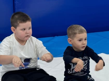 Занятия общей физической подготовкой для малышей — это отличный способ не только укрепить здоровье детей, но и развить их физические и социальные навыки