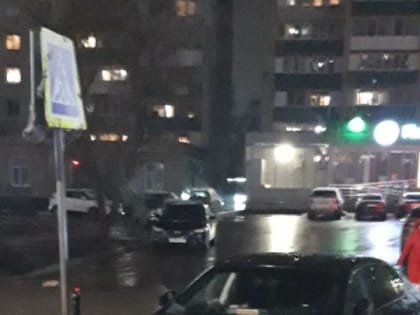 Очевидец: автохам регулярно паркует "Лексус" на пешеходном переходе