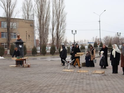 Сегодня в городе Марксе возле Центрального Дома культуры состоялась патриотическая акция «Мы с тобой, Ленинград», посвященная очередной годовщине снятия блокады Ленинграда