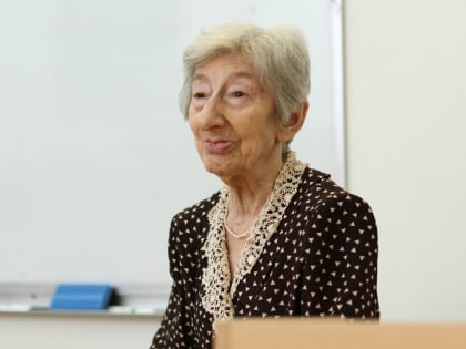 Президент отметил заслуги 99-летнего профессора СГУ Ольги Сиротининой