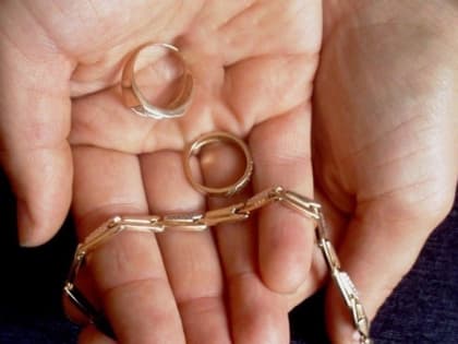 Саратовец украл у сожительницы золото и сбежал в Подмосковье