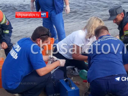 В Саратове на пляже из воды вытащили двоих подростков. Парень погиб, девушку госпитализировали.