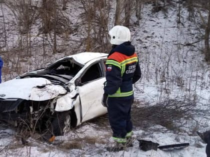 Под Марксом в кювет улетела иномарка. Погибли трое мужчин