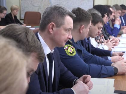 А тебе, избиратель, я свою зарплату не покажу!