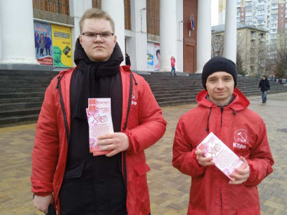 Коммунисты и комсомольцы Ленинского отделения поздравили жительниц Саратова с Международным женским днём