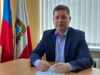 Глава города и сотрудница школы воспользовались возможностью электронной подачи заявления для участия в предварительном голосовании