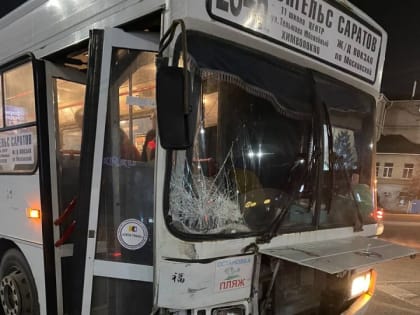 Перед мостом Саратов - Энгельс столкнулись 284-й и "Датсун"