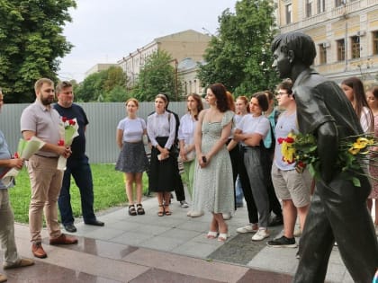 В Саратове Олегу Табакову принесли цветы