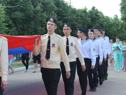 Школьники, студенты, родители и преподаватели приняли участие в районном шествии "Флаги России"