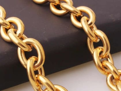 Недельный запой жителей Энгельса обернулся кражей цепочки за 100 тысяч