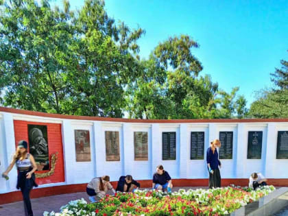 учащиеся МОУ СОШ №3провели акцию «Память» на территории парка Победы г. Маркса