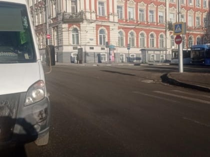 В центре Саратова маршрутка сбила женщину на переходе