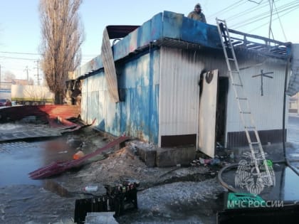 На Саратовском шоссе сгорел продуктовый магазин