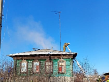 Под Татищевом тушили жилой дом
