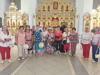 Священник провёл экскурсию в кафедральном соборе Святой Троицы для гостей из СОЦ «ВОЛЖСКИЕ ЗОРИ»