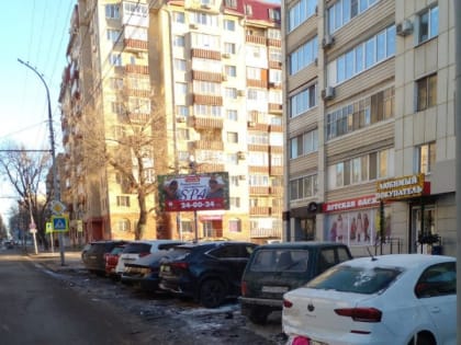 На Рахова неизвестный протаранил несколько припаркованных машин