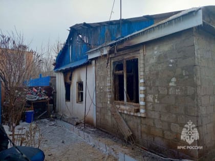 В Энгельсе вместе с летней кухней сгорел дом