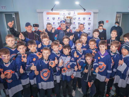 Легендарный хоккейный трофей увидели 2,5 тысячи саратовцев