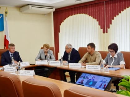 Председатель Саратовской городской Думы Сергей Овсянников предложил обсудить вопросы практической реализации законодательства области в части организации направления на целевое обу