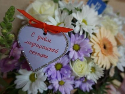 В Балаково медицинских сестёр поздравили с профессиональным праздником