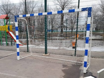 После падения футбольных ворот 10-летняя девочка скончалась в больнице