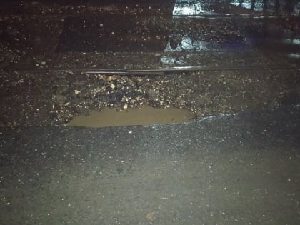 На Степана Разина три водителя попали в яму-"ловушку" и повредили машины