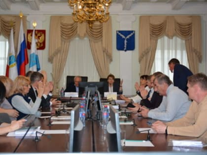 Перед депутатами отчитались администрации трех районов Саратова и два городских комитета социального блока