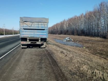 Водителю "десятки" стало плохо на трассе. Он въехал в грузовик и погиб