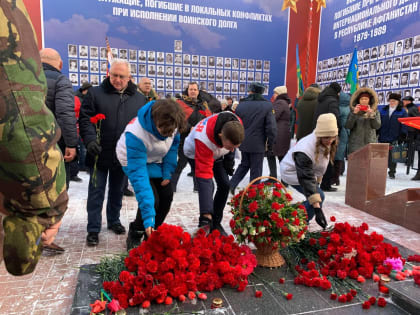 В Саратове молодогвардейцы возложили цветы к памятнику воинам - интернационалистам