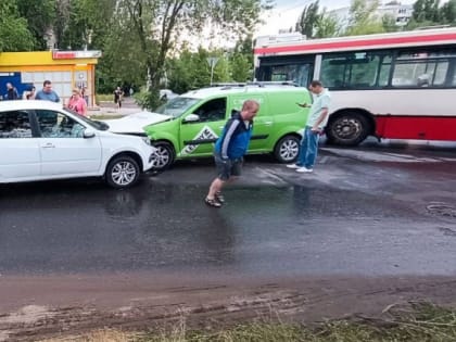 Массовое ДТП в Ленинском районе: столкнулись четыре авто, есть пострадавшие