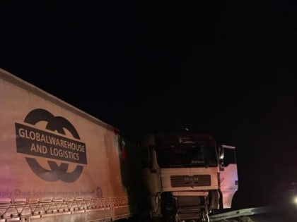 Под Хвалынском грузовик врезался в отбойник. Погибла пассажирка