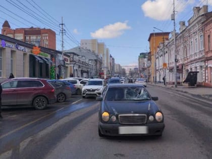 В центре Саратова пешеход попал под "Мерседес"