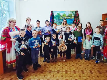 В комплексном центре социального обслуживания населения Ртищевского района прошла познавательно - развлекательная программа «Святки» для детей из семей, состоящих на социальном обс