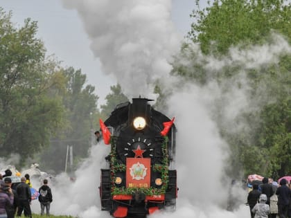 Жители Энгельса встретили ретропоезд "Воинский эшелон"