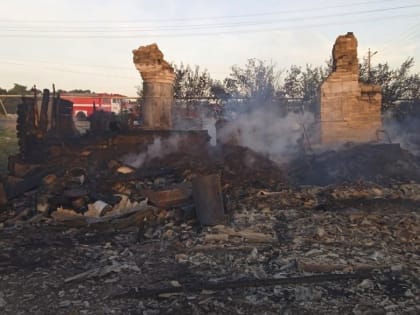 Сын и соседи вынесли из горящего дома беспомощного пенсионера